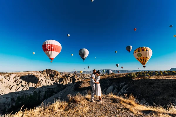 風船の中で愛のカップル 女の子に提案する カッパドキアの愛のカップル トルコのカップル 新婚旅行の山の中 男と女の旅します 風船で飛ぶ 結婚式 — ストック写真