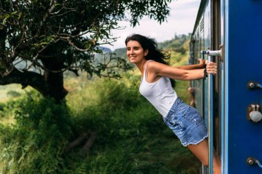 Kız güzel yerlere trenle seyahat eder. Güzel kız dağlar arasında trenle seyahat. Tren. Asya seyahat. Sri Lanka eğitiyor. Demiryolu taşımacılığı. Tren. Asya Nakliyat
