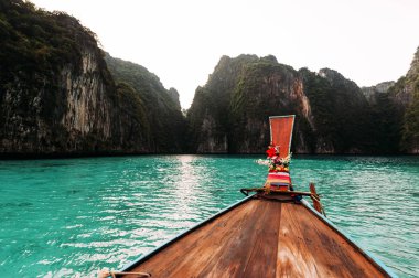 Asya Adaları eski ahşap teknede. Asya Adaları. Tay Phi Phi Adaları. Tay ahşap tekne. Bay tekne. Asya seyahat. Tayland seyahat. Lagün ada. Ada etrafında tekne
