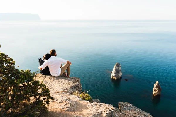 Coppia Amorevole Seduta Sul Bordo Della Scogliera Riva Mare Luna — Foto Stock