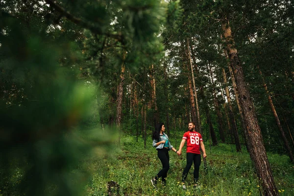 Ett Par Kärlek Går Igenom Barrskogen Kille Och Tjej Promenader — Stockfoto