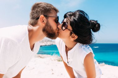 Çift bir selfie yapar. Adam ve kız denizde eğleniyor. Balayı severler. Erkek ve kadın adada. Çift tatilde aşık. Deniz turu. Balayı gezisi. Çift mavi lagün, aşık. Öpücük