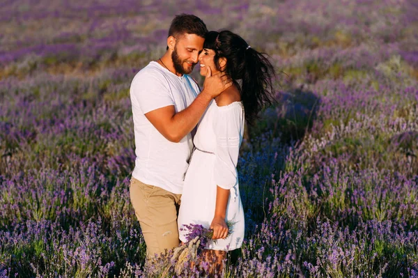 Coppia Innamorata Sui Campi Lavanda Ragazzo Ragazza Nei Campi Fiori — Foto Stock