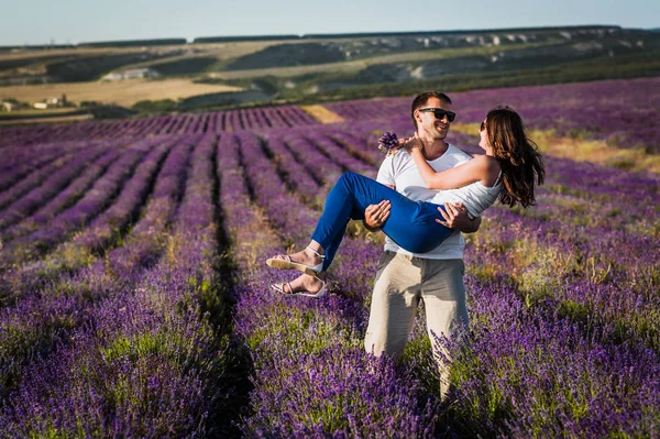 Verliebtes Paar Auf Lavendelfeldern Junge Und Mädchen Den Blumenfeldern Hochzeitsreise — Stockfoto