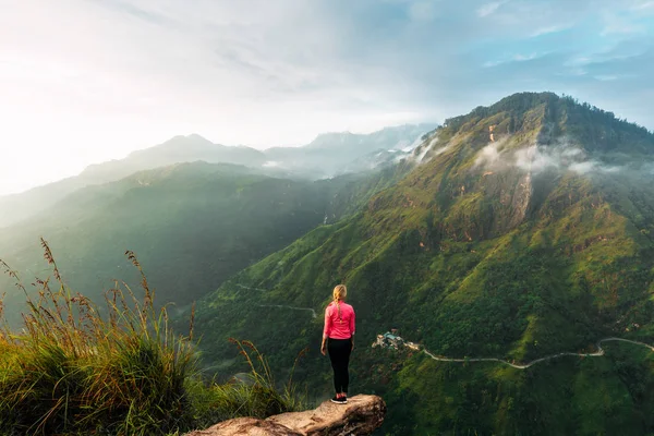 Fille Rencontre Lever Soleil Dans Les Montagnes Fille Voyageant Sri — Photo