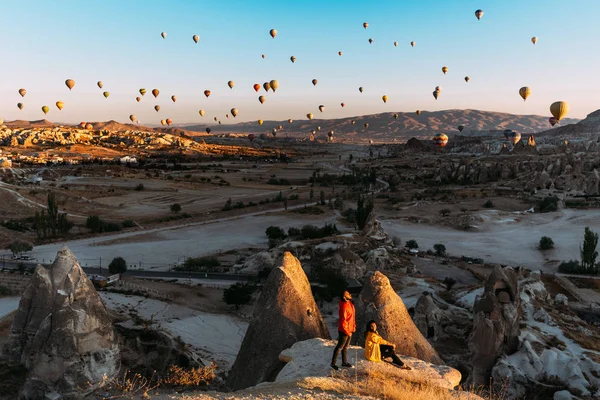 Hombre Mujer Saludan Amanecer Entre Globos Pareja Enamorada Entre Globos — Foto de Stock