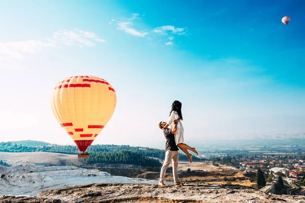 İki aşk arasında balonlar içinde. Bir adam bir kıza öneriyor. Pamukkale aşık çift. Türkiye'de kaç. Dağlarda balayı. Erkek ve kadın seyahat. Uçan balon üzerinde. Düğün. Yolculuk. Aşk