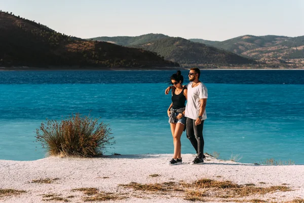 Una Pareja Enamorada Mira Laguna Azul Pareja Enamorada Playa Amantes — Foto de Stock