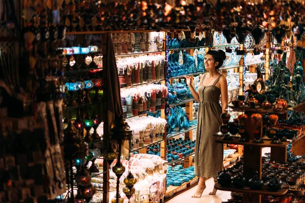 Beautiful Girl Souvenir Shop Turkey Girl Chooses Souvenir Oriental Shop — Stock Photo, Image