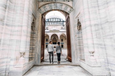 Seyahat çift Camii yakınında. Güzel Camii Istanbul'da. Düğün, yeni evliler yolculuk. Turist Türkiye'de. Takip et beni. Erkek ve kız elele. Turistler turu. Erkek ve kadın Cami