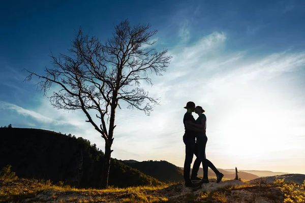 Silhueta Casal Apaixonado Abraço Pôr Sol Viagens Casal Amantes Natureza — Fotografia de Stock