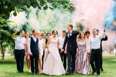 Düğün Konuklar. Gelin ve damat düğün töreninde öpüşme. Komik düğün konukları. Gelin, damat ve Konuklar açık havada. Düğün günü. Fotoğraf oturumu
