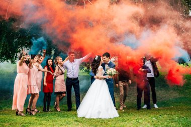 Düğün Konuklar. Gelin ve damat düğün töreninde öpüşme. Komik düğün konukları. Gelin, damat ve Konuklar açık havada. Düğün günü. Fotoğraf oturumu