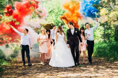 Düğün Konuklar. Gelin ve damat düğün töreninde öpüşme. Komik düğün konukları. Gelin, damat ve Konuklar açık havada. Düğün günü. Fotoğraf oturumu