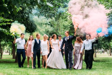 Düğün Konuklar. Gelin ve damat düğün töreninde öpüşme. Komik düğün konukları. Gelin, damat ve Konuklar açık havada. Düğün günü. Fotoğraf oturumu