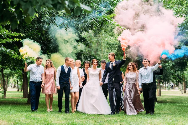 Goście Weselni Panna Młoda Pan Młody Całowanie Ceremonii Ślubnej Zabawny — Zdjęcie stockowe