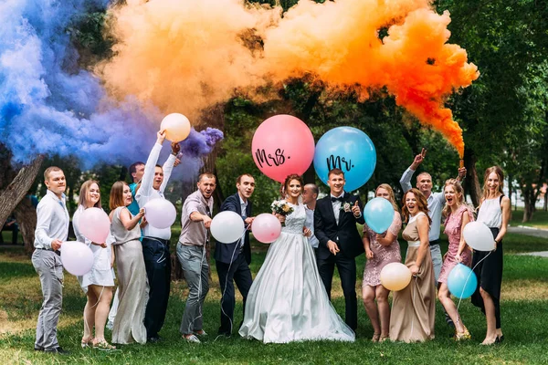 Düğün Konuklar. Gelin ve damat düğün töreninde öpüşme. Komik düğün konukları. Gelin, damat ve Konuklar açık havada. Düğün günü. Fotoğraf oturumu
