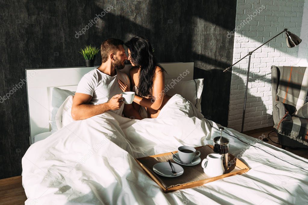 Liebespaar im bett schwarz weiß