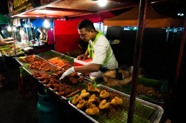 Tayland gece pazarında sokak gıda satıcısı. Sokak mutfağı. Sokak yemeği. Gece pazarı. Asya mutfağı