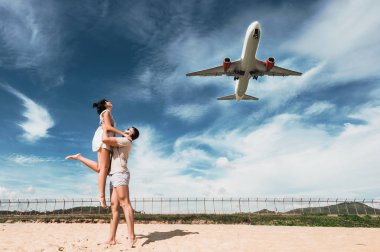 Plajda eğlenirken güzel bir çift. Tatilde mutlu bir çift. Balayı gezisi. Balayı severler. Adam ve kadın seyahat. Tatile turistler. Denizde tatil. Düğün seyahati. Mai Khao Plajı