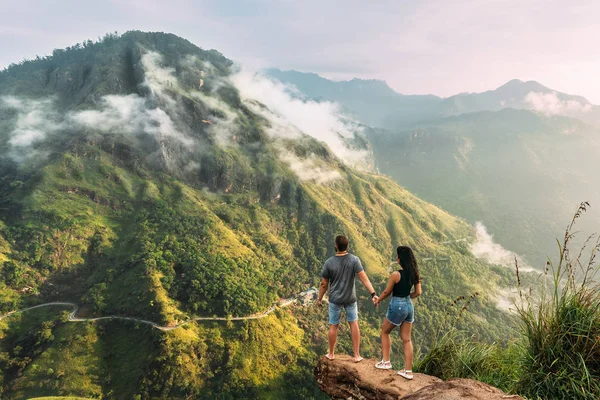 Couple Greets Sunrise Mountains Man Woman Mountains Man Woman Holding — Stock Photo, Image