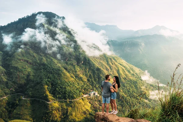 Couple Greets Sunrise Mountains Man Woman Mountains Man Woman Hugging — Stock Photo, Image