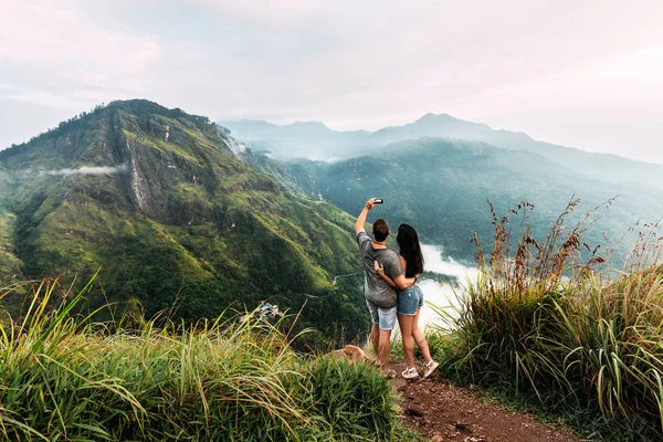 愛のカップルは自分撮りを取ります 手をつないでいる男と女 カップルはアジアを旅行します スリランカへの旅行 ハネムーン旅行 結婚式の旅 山の中で観光客 山の夜明け — ストック写真
