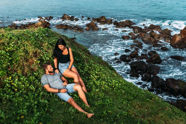 Coppia Sulla Riva Del Mare Incontra Alba Uomo Donna Sulla — Foto Stock