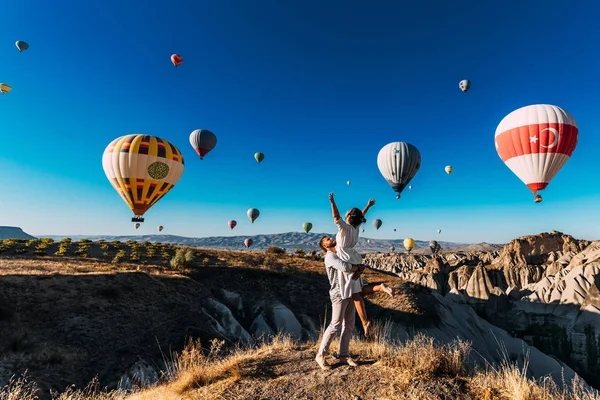 Podróże Ślubne Podróż Poślubna Para Miłości Wśród Balonów Facet Proponuje — Zdjęcie stockowe