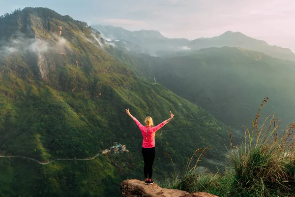 Girl Meets Sunrise Mountains Girl Traveling Sri Lanka Mountain Sports — Stock Photo, Image