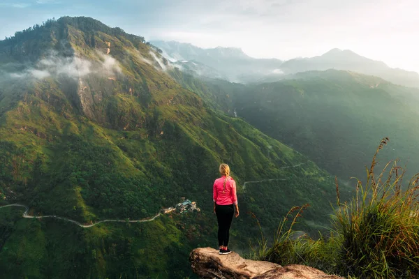 Fille Rencontre Lever Soleil Dans Les Montagnes Fille Voyageant Sri — Photo