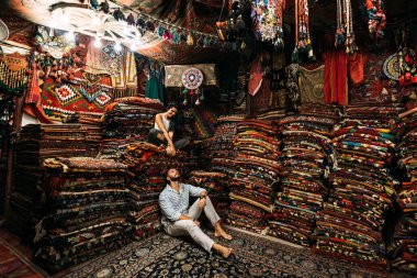 Çift eğleniyor. Türkiye'de aşık bir çift. Erkek ve kadın Doğu ülkede. Hediyelik Dükkanı. Bir kaç aşk içinde yayılıyor. Farsça dükkanı. Turistler deposunda. Şark halı. Cappadocia. Fas