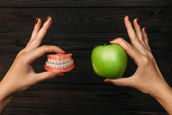 Протеза Яблуко Руках Лікаря Фальшивий Протез Зубів Проти Зеленого Яблука — стокове фото
