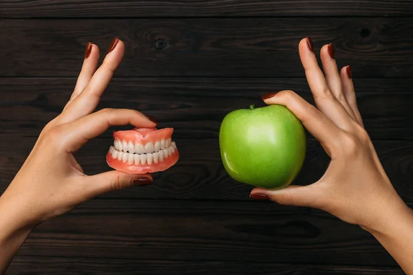 Dentadura Postiza Manzana Manos Médico Falsa Dentadura Postiza Contra Manzana —  Fotos de Stock