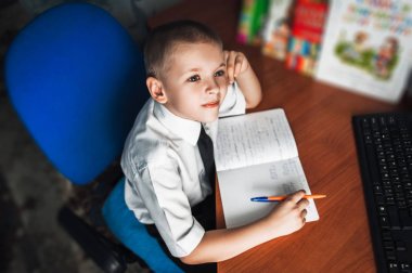 Öğrenci ders alır. Okul çocuğu ev ödevi yapıyor. Çocuk okula hazırlanıyor. Çocuk ders almak istemiyor. Sınava hazırlık. Evde eğitim