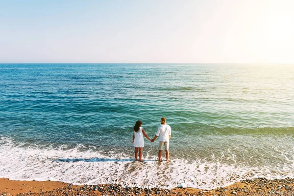 Пара влюбленных, развлекающихся на пляже. Поездка на медовый месяц. Переворот — стоковое фото