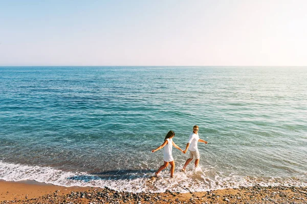 Couple amoureux s'amuser sur la plage. Voyage de noces. Le coup d'Etat — Photo