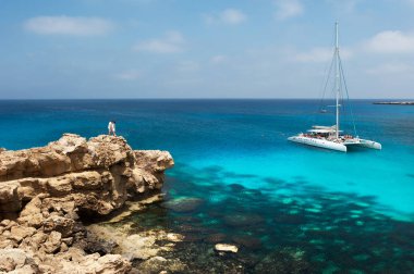Denizin yanında mutlu bir çift. Balayı severler. Adadaki kadın ve erkek. Tatilde aşık bir çift. Bir cruise gezisi için bir kupon. Düğün seyahati. Balayı gezisi. Mutlu çift deniz tarafından öpüşme