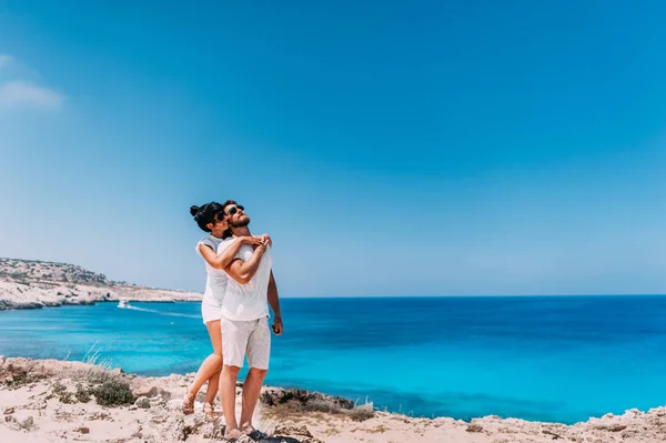 바다에 행복한 커플입니다 해변에서 포옹하는 남자와 애호가 남자와 휴가에 사랑에 — 스톡 사진