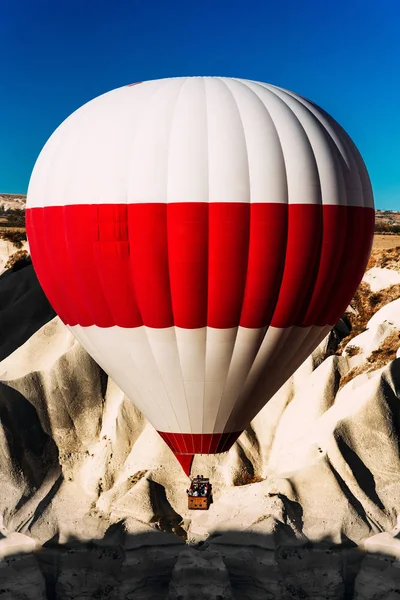 Samotny Balon Niebie Nad Górami Balony Niebie Nad Kapadocji Wschodzie — Zdjęcie stockowe