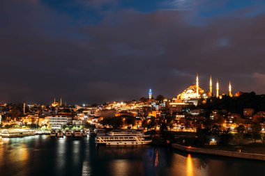Gece şehri Istanbul. Istanbul gece manzarası. Şehrin gece manzarası. Galata Kulesi, Galata Köprüsü, Karaköy İlçesi ve Haliç gecesi.