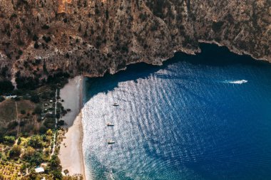 Deniz hava manzarası. Üst görünüm, inanılmaz doğa arka plan. Suyun rengi ve güzel parlak. Körfezdeki plaj. Berrak su ile cennet denizhavadan görünümü. Harika plaj manzarası.