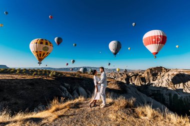 Aşıklar Türkiye'ye seyahat ediyor. Adam kıza evlenme teklif etti. Türkiye'ye aile gezisi. Balon festivalinde bir çift. Balayı gezisi. Çift dünyayı dolaşıyor. Kapadokya Manzaraları
