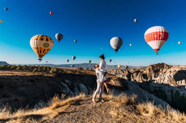 Kapadokya'da mutlu bir çift. Adam kıza evlenme teklif etti. Kapadokya'da balayı. Balon festivalinde bir çift. Çift dünyayı dolaşıyor. Kapadokya Manzaraları