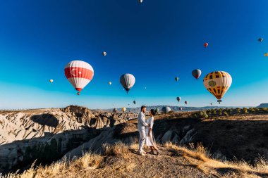 Çift şafakta karşılar. Adam kıza evlenme teklif etti. Türkiye'ye aile gezisi. Balon festivalinde bir çift. Çift dünyayı dolaşıyor. Yurt dışında tatil. Kapadokya Manzaraları