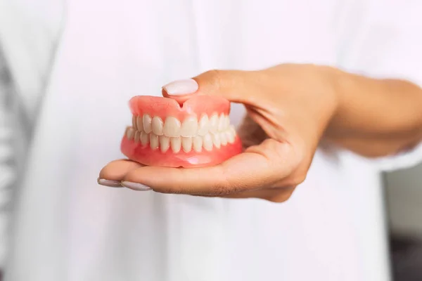 Prótese Dentária Nas Mãos Médico Close Dentista Segurando Ponte Dentária — Fotografia de Stock