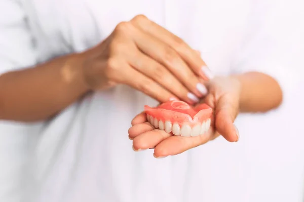 Tandläkaren Håller Tandproteser Sina Händer Tandprotes Händerna Läkaren Närbild Tandläkar — Stockfoto