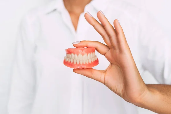 Dentista Tem Dentaduras Nas Mãos Prótese Dentária Nas Mãos Médico — Fotografia de Stock