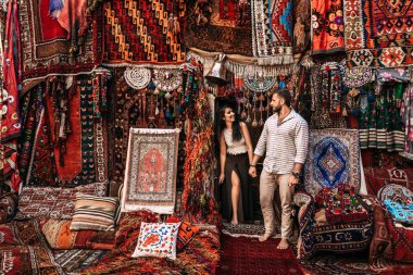 Dükkanda kadın ve erkek. Türkiye'de aşık bir çift. Doğu ülkesinde erkek ve kadın. Mutlu çift dünyayı dolaşır. Fars dükkanı. Turistler mağazada. Oryantal halı. Istanbul. Takip et beni