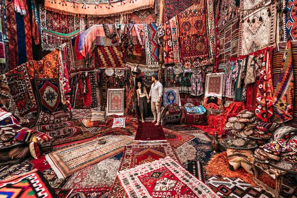 Çift dünyayı dolaşıyor. Dükkanda kadın ve erkek. Türkiye'nin mutlu çifti. Doğu ülkesinde erkek ve kadın. Hediyelik eşya dükkanı. Fars dükkanı. Turistler mağazada. Oryantal halı. Takip et beni